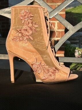 Gianni Bini Blush Pink Embroidered Zip Lace Up Heeled Booties Size 8 New! Tags!